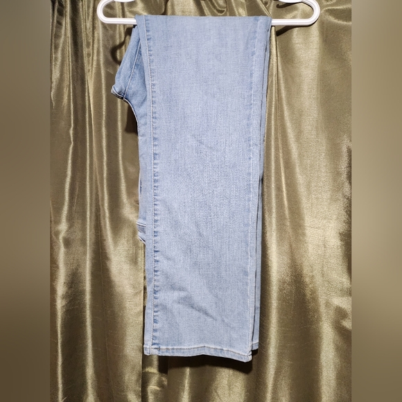 Levis Womens Shaping Straight Jeans - Picture 3 of 3